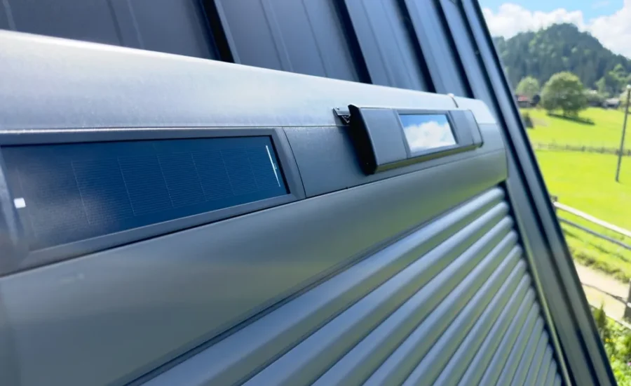 Roleta zewnętrzna na oknie dachowym z widocznym panelem solarnym